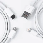 Cáp sạc Apple Lightning sang USB-C, minh họa cho chuẩn kết nối mới phổ biến trên các thiết bị hiện đại nhưng chưa đồng bộ với cổng USB-A trên nhiều chuyến bay