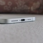 Cổng USB-C và vị trí micro dưới cùng của iPhone, minh họa tầm quan trọng của việc đặt đúng vị trí khi ghi âm