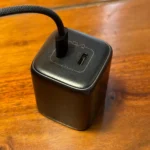 Củ sạc điện thoại UGREEN Nexode 45W được cắm cáp, đặt trên bàn làm việc