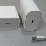 Dây cáp và hai bộ chuyển đổi sạc USB-A và USB-C đặt cạnh nhau