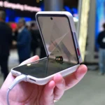 Điện thoại gập Nubia Flip 2 hiển thị màn hình gập đang hoạt động, minh họa hiệu năng có thể giảm khi bật chế độ tiết kiệm pin.