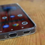 Điện thoại Nothing Phone 1 với ốp lưng trong suốt, minh họa tác động của ánh sáng và nhiệt độ.