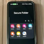 Điện thoại Samsung hiển thị giao diện Thư mục bảo mật (Secure Folder) với ảnh riêng tư