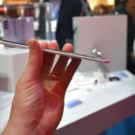 Điện thoại Tecno Spark Slim siêu mỏng nhìn từ cạnh bên tại MWC 2025 với giải thưởng