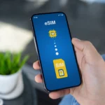 Điện thoại thông minh minh họa quá trình chuyển đổi từ SIM vật lý sang eSIM