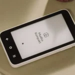 Điện thoại tối giản Mudita Kompakt với màn hình e-paper trên bề mặt phẳng, minh họa phần cứng và trải nghiệm người dùng hạn chế