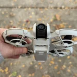 DJI Neo trong lòng bàn tay, minh họa kích thước nhỏ gọn và trọng lượng siêu nhẹ