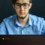 Doanh nhân trẻ tập trung làm việc trên máy tính xách tay, thể hiện sự chuẩn bị và quản lý kế hoạch khi chuyển đổi nhà mạng internet.