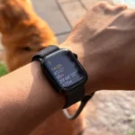 Đồng hồ Apple Watch đeo trên cổ tay người đàn ông hiển thị ứng dụng tập luyện và số liệu thống kê