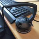 Giá đỡ dây chuột Cougar Bunker RGB màu đen trên bàn gỗ