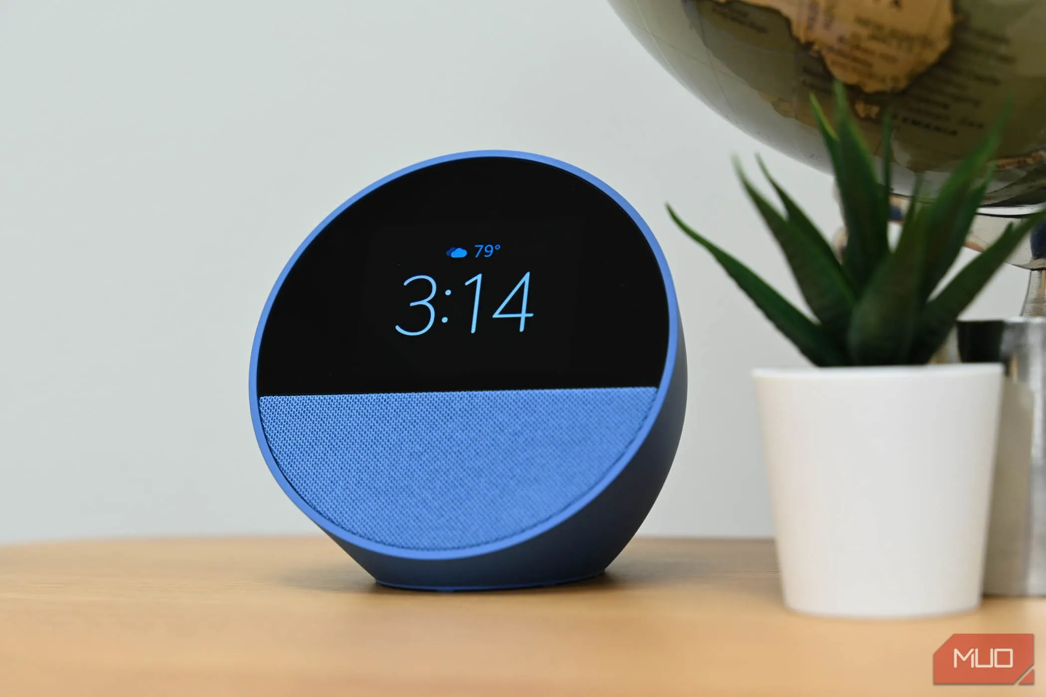 Giao diện màn hình chính Amazon Echo Spot, minh họa các tính năng cá nhân hóa liên quan đến Voice ID trong bản cập nhật Alexa+.