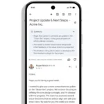 Giao diện ứng dụng Gmail trên điện thoại thông minh hiển thị thẻ tóm tắt email tự động từ Gemini AI.
