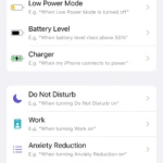 Giao diện ứng dụng Phím tắt trên iPhone, hiển thị bước chọn trình kích hoạt 'Sạc' để tạo tự động hóa.