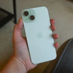 Hình ảnh iPhone 15 trong tay người dùng, nổi bật tính năng Dynamic Island