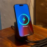 Hình ảnh iPhone đang sạc không dây trên bộ sạc MagSafe trên bàn