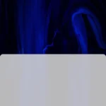 Hình ảnh mô tả cách kéo thông báo xuống cạnh màn hình để kích hoạt chế độ chia đôi màn hình trên điện thoại Samsung