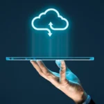 Hình minh họa người dùng tương tác với dịch vụ lưu trữ đám mây, ẩn chứa rủi ro bảo mật dữ liệu cá nhân