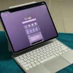 iPad Pro đang chạy trình duyệt Google Chrome, gắn với bàn phím Apple Magic Keyboard
