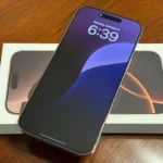 iPhone hiển thị màn hình nền với chủ đề công nghệ, minh họa trải nghiệm người dùng Apple Intelligence