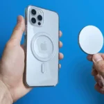 iPhone với ốp lưng và sạc MagSafe minh họa sạc không dây tiện lợi