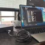 Laptop MacBook và màn hình ngoài kết nối qua hub USB-C, minh họa việc sử dụng song song để tăng năng suất làm việc nhưng tiềm ẩn nguy cơ hao pin.