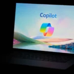 Laptop Windows hiển thị logo Copilot - Công cụ AI mới của Microsoft