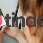 Logo Tinder và người phụ nữ xem hồ sơ hẹn hò trên điện thoại
