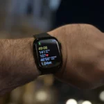 Màn hình Apple Watch Series 10 hiển thị dữ liệu tập luyện và sức khỏe tổng hợp trong ứng dụng Fitness