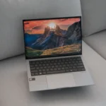 Màn hình ASUS Zenbook S 13 OLED hiển thị hình ảnh sống động với màu đen sâu.