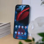 Màn hình chính của Google Pixel 9 Pro hiển thị giao diện Android cơ bản và các biểu tượng ứng dụng