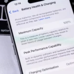 Màn hình điện thoại hiển thị thông tin về tình trạng pin và dung lượng tối đa, minh họa cài đặt bảo vệ pin.