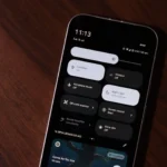 Màn hình điện thoại Pixel 9a hiển thị Chế độ máy bay được bật trong thanh thông báo, minh họa cách ngắt kết nối.