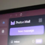 Màn hình hiển thị logo Proton Mail