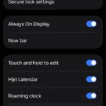 Màn hình khóa Galaxy Z Flip 6 với Now Bar hiển thị thông báo trực tiếp và tùy chỉnh cài đặt Now Bar trên One UI 7