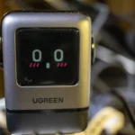 Màn hình LED của củ sạc Ugreen Uno Charger 100W hiển thị biểu tượng cảm xúc sạc nhanh