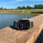 Mặt bên của Apple Watch Ultra 2 hiển thị viền titan và nút Action Button