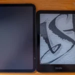 Máy đọc sách Kindle Paperwhite Signature Edition đặt cạnh iPad mini để so sánh kích thước và màn hình