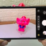 Một tay cầm điện thoại Samsung Galaxy S25 Ultra đang sử dụng tính năng Shot Suggestions để bố cục ảnh chân dung.