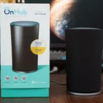 Người dùng đang cài đặt hệ thống Mesh Wi-Fi qua ứng dụng điện thoại, thể hiện sự dễ dàng trong thiết lập ban đầu.