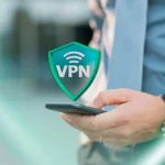 Người dùng đang cầm điện thoại với biểu tượng VPN trên màn hình, tượng trưng cho kết nối an toàn.