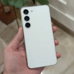 Người dùng đang cầm Galaxy S23 với màn hình hiển thị nội dung, minh họa cho việc sử dụng pin.