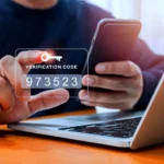 Người dùng đang nhập mã xác thực hai yếu tố (2FA) trên điện thoại thông minh để tăng cường bảo mật tài khoản email