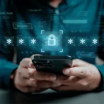 Người dùng đang nhập mật khẩu an toàn trên điện thoại thông minh