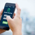 Người dùng đang xem số dư tài khoản ngân hàng trên ứng dụng di động, minh họa nguy cơ rò rỉ thông tin cá nhân từ ảnh chụp màn hình nhạy cảm