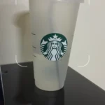 Người dùng hướng camera Google Lens vào ly Starbucks để tìm kiếm thông tin chi tiết về sản phẩm.