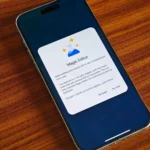 Người dùng sử dụng Magic Editor trên Google Photos để chỉnh sửa ảnh trên iPhone, thể hiện khả năng chỉnh sửa ảnh AI sáng tạo.