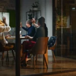 Người dùng thực hiện cuộc gọi video trên Smart TV với camera tích hợp