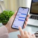 Người phụ nữ đang sử dụng ứng dụng iMessage trên iPhone, thể hiện trải nghiệm nhắn tin mượt mà của hệ sinh thái Apple.
