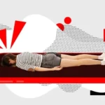 Người phụ nữ nằm trên giường dùng điện thoại với vẻ mặt mệt mỏi, minh họa sự quá tải thông tin và cần digital detox