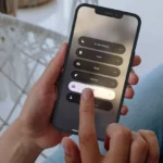 Người phụ nữ sử dụng iPhone 12 Pro để cài đặt chế độ Tập trung (Focus mode), giúp tối ưu hóa thời gian làm việc